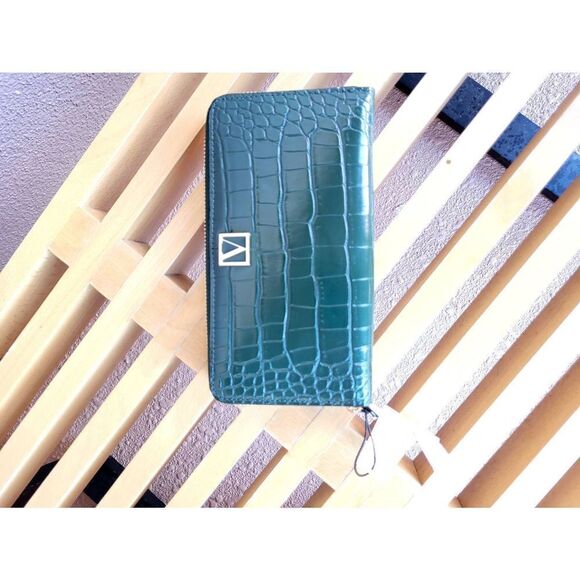 Last one!Nwt Victoria's Secret croc green big wallet - Picture 1 of 3